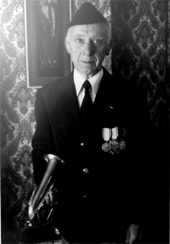 Albert Ghysels 50 jaar muzikant, foto in uniform met dedailles en klaroen
